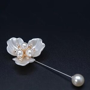 Elegant Pearl Flower Brooch